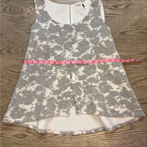 EUC *AKEMI + KIN* Anthropologie Gray White Scuba Lace Peplum Floral Tank Top L - Picture 3 of 8